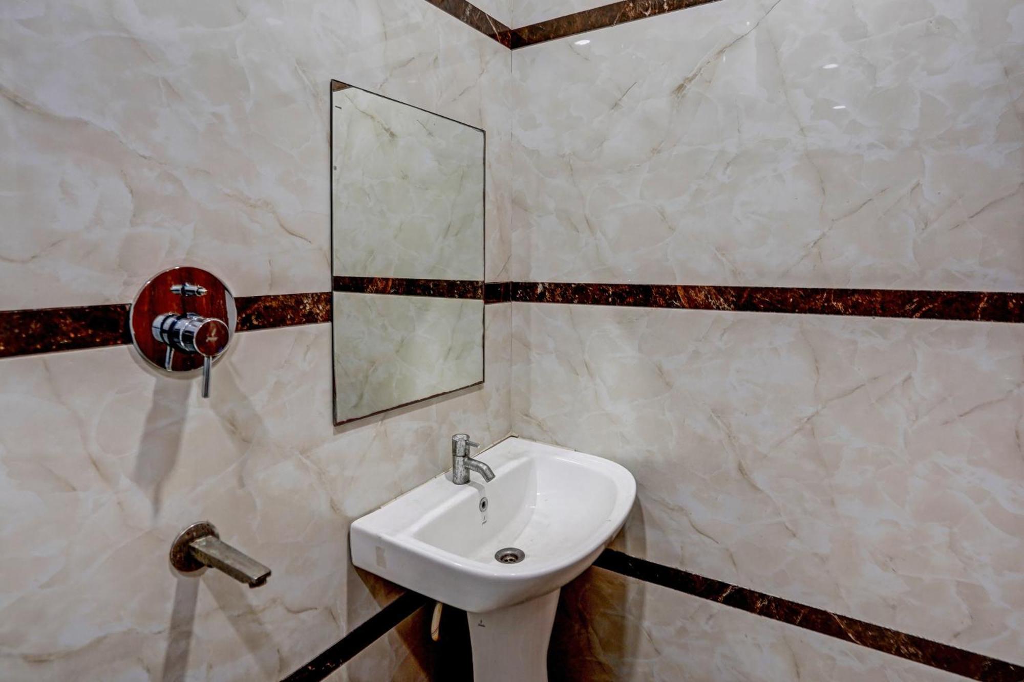 Hotel Hight Krone A Family Hotel Near Igi Airport Delhi New Delhi Eksteriør billede
